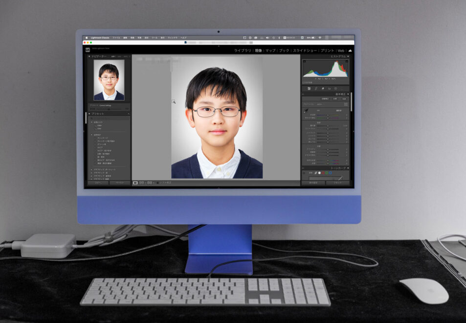 24インチのモニターで写真を確認します。