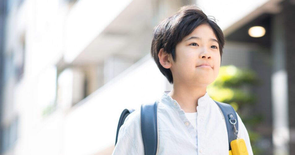 小学校に通学する子供の写真